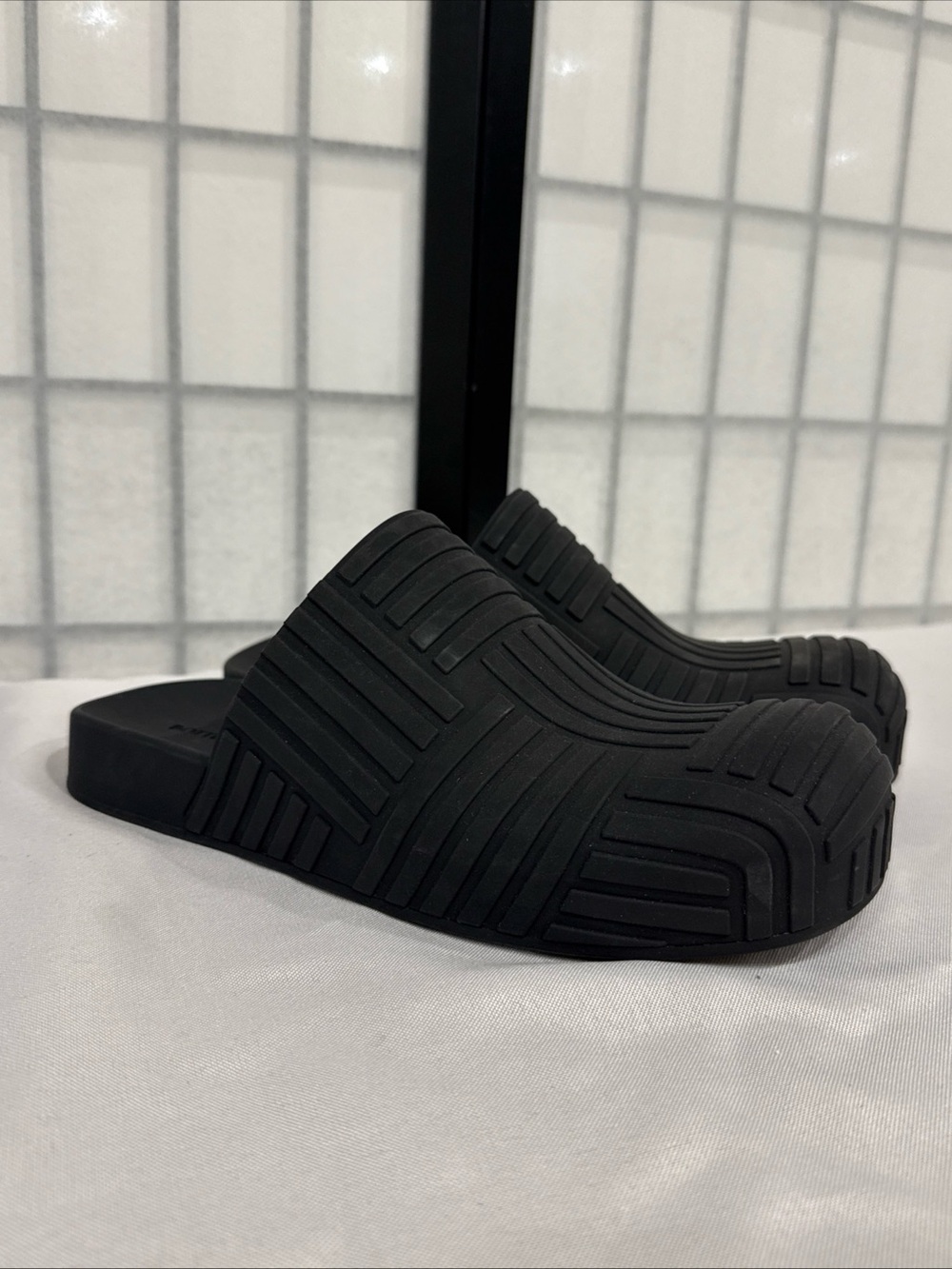 Bottega Veneta Rubber Slide Sandals Black Texture Slides Men’s US 9 EU 40 - Picture 3 of 9
